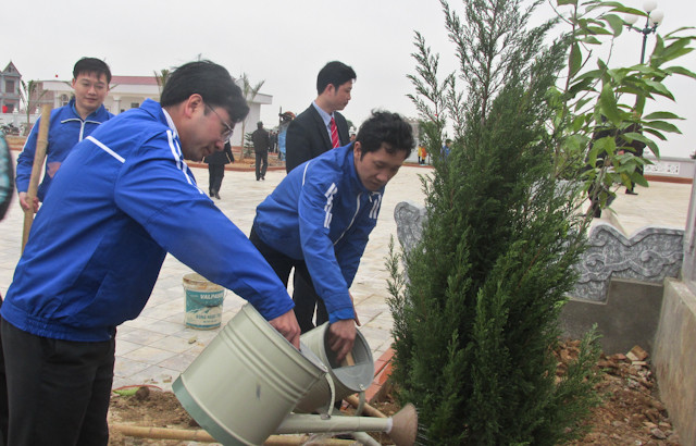 Cán bộ, ĐVTN tham gia Tết trồng trồng cây năm 2016 tại Thanh Hóa. Ảnh: Hoàng Lam