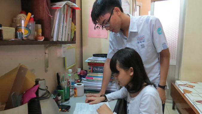 Tấn hướng dẫn em gái học bài 