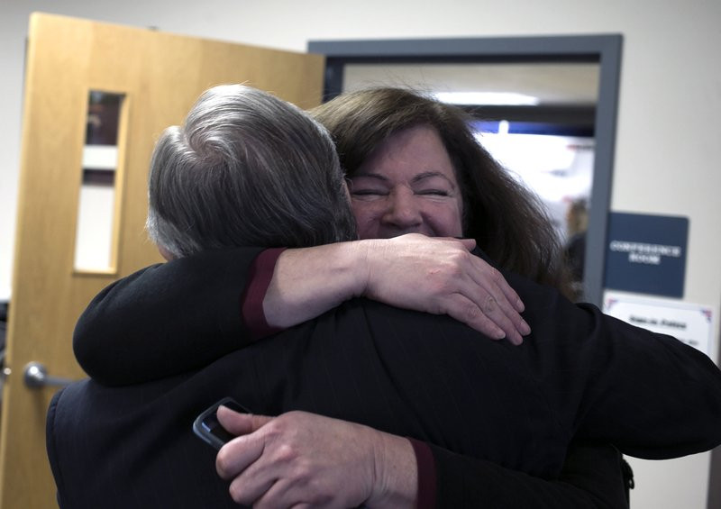 Đại diện tổ chức End 68 Hours of Hunger xúc động khi nhận được khoản tiền quyên góp từ người phụ nữ trúng độc đắc giấu tên. Ảnh: AP