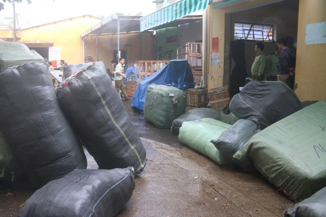 Hàng chục bao tải chứa hàng nghi nhập lậu được phát hiện trên tàu SE19.