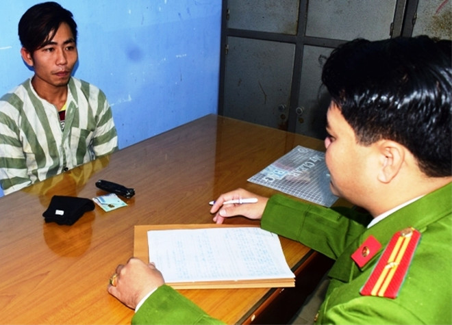 Ngô Ngọc Quang tại cơ quan điều tra. Ảnh: T.Bình 