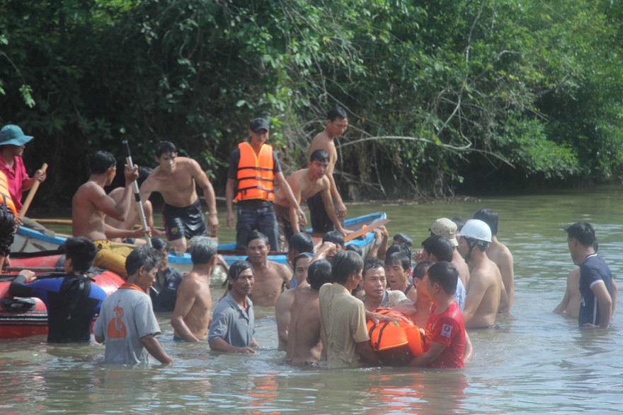 Hàng chục chiến sĩ vất vả tìm kiếm các nạn nhân.