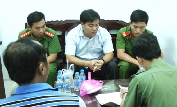 Công an Sóc Trăng tiến hành thủ tục bắt giữ ông Châu Hoài Phương (áo trắng). Ảnh: Trung Hiếu.