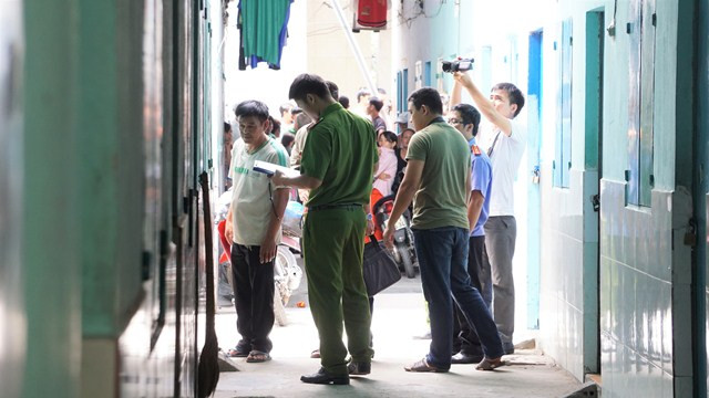 Lực lượng Công an khám nghiệm tại hiện trường.