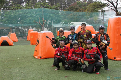 Bắn súng sơn được nhiều bạn trẻ yêu thích.