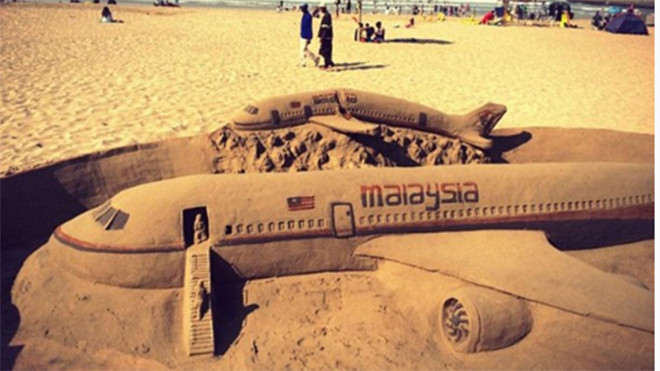 Hình ảnh 2 chiếc máy bay được làm từ cát