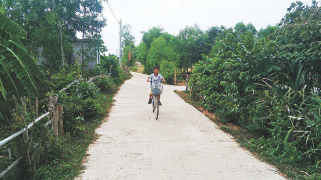 Mặc dù khó khăn nhưng thôn Thống Nhất đã làm được hai con đường bê tông trong làng 