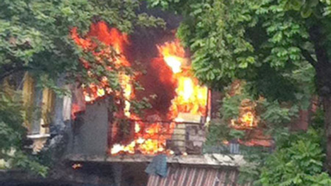 Nhà phố Phủ Doãn bốc cháy như đuốc, khói đen cuộn trời