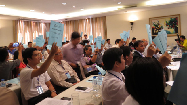 Cổ đông bỏ phiếu tại đại hội đồng cổ đông bất thường hôm 2/8