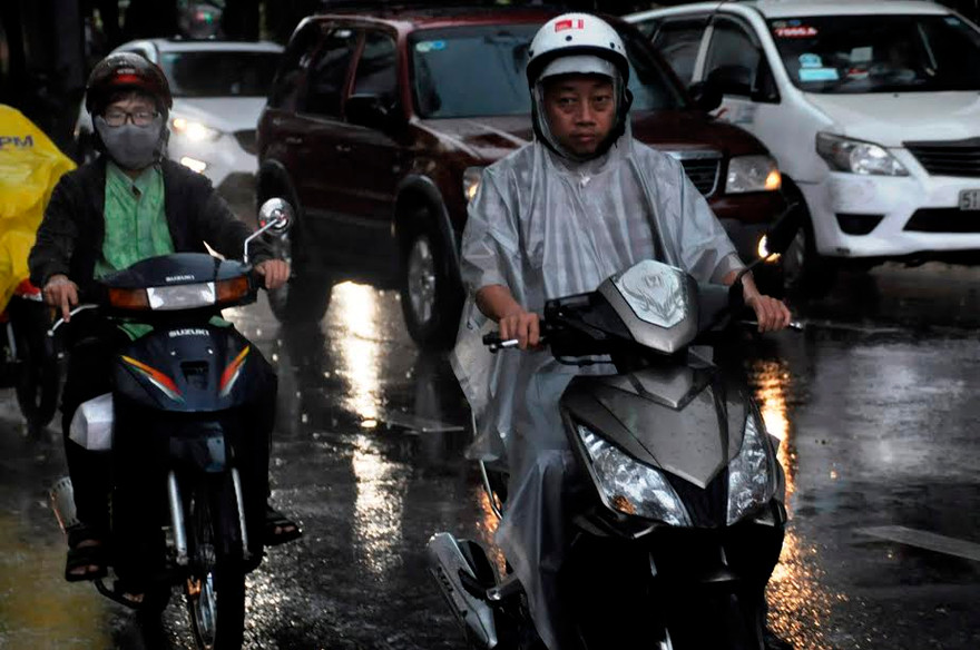 Cơn mưa bất ngờ đổ xuống TPHCM chiều 28 Tết