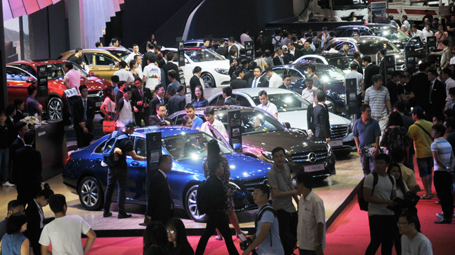 Khách hàng xem xe tại triển lãm ô tô Việt Nam 2017