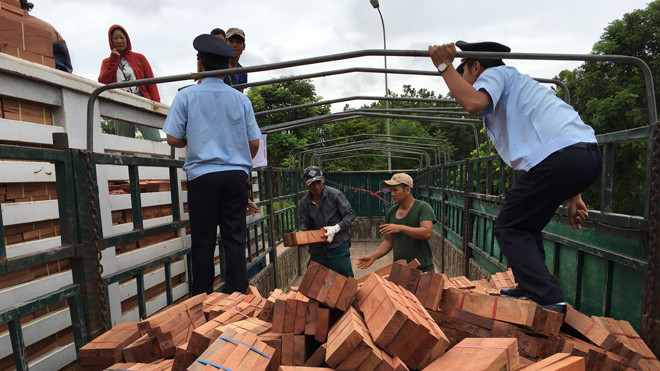 Lực lượng Hải quan kiểm tra mặt hàng gỗ nhập khẩu tại cửa khẩu đường bộ. Ảnh minh họa
