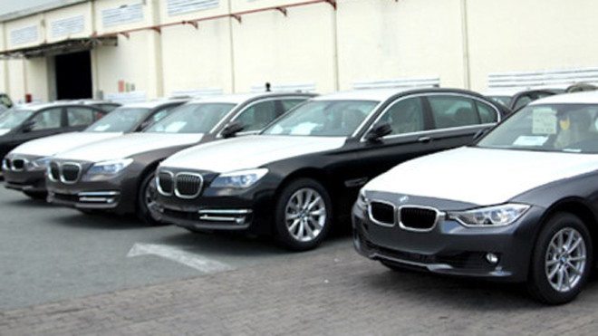 Lô xe BMW đang phơi mưa, phơi nắng ngoài cảng VICT. Ảnh: Kienthuc.vn