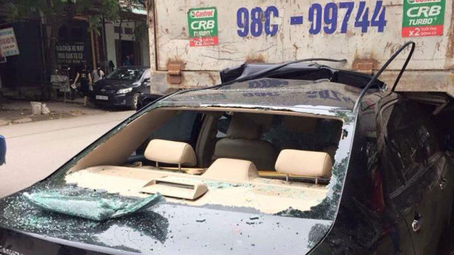 Vụ tai nạn khiến kính chắn gió trước và sau đều vỡ vụn, song túi khí không bung