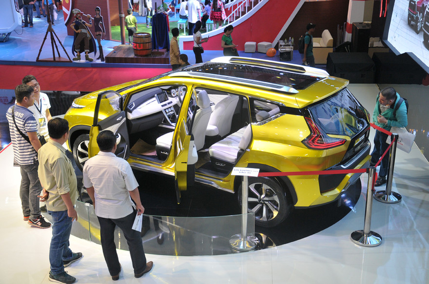 Khách hàng chọn mua xe giá rẻ tại Triển lãm ô tô Việt Nam 2017. Ảnh: Tuấn Nguyễn