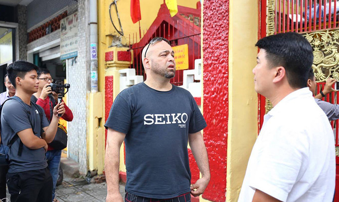 võ sư Flores và những người bạn đã đến đình Nam Chơn vào trưa nay. Ảnh: Vnexpress