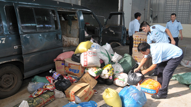 Một vụ bắt hàng lậu của Cục Hải quan Quảng Trị đầu tháng 7 vừa qua. Ảnh: Tuấn Nguyễn 