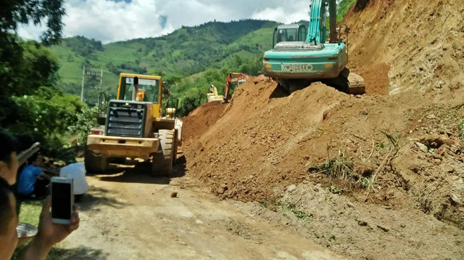 Hàng tấn đất đá đổ xuống, chắn ngang tuyến đường tỉnh lộ 147