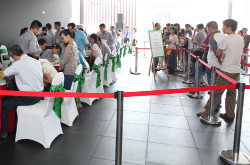 Hiện tượng xếp hàng mua nhà tại một dự án.