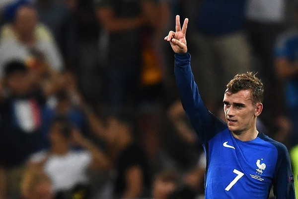 Hai năm trước, Griezmann khóc tức tưởi khi Pháp bị Đức loại ở Tứ kết World Cup. Hai năm sau, anh ghi hai bàn giúp Gà trống phục thù