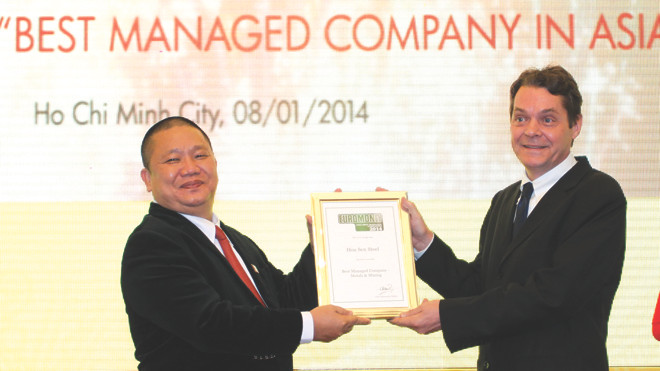 Ông Marcus H. Langston, Giám đốc châu Á Tạp chí Euromoney tại châu Á trao tặng giải thưởng “Công ty được quản lý tốt nhất Châu Á 2014” cho ông Lê Phước Vũ - Chủ tịch HĐQT HSG