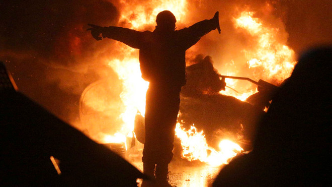 Một người biểu tình Ukraine chặn đường cảnh sát. Ảnh: NY Daily News