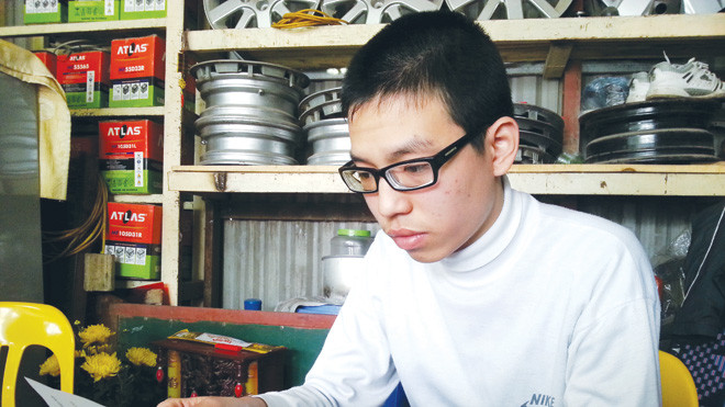 Sơn trầm ngâm trước bức thư. ảnh: nghiêm huê