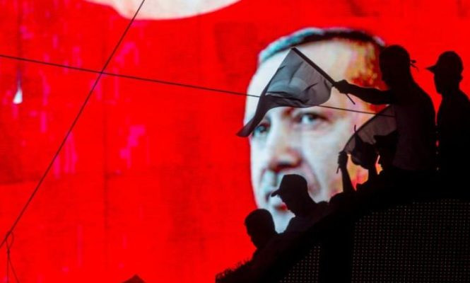 Tấm áp phích in hình Tổng thống Thổ Nhĩ Kỳ Recep Tayyip Erdogan của phe ủng hộ chính phủ.