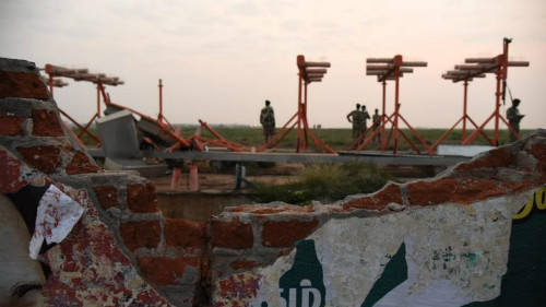 Bức tường bị máy bay đâm vỡ.