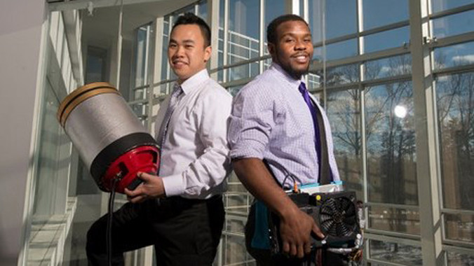 Anh chàng gốc Việt - Việt Trần (bìa trái) và Seth Robertson. Ảnh: Alexis Glenn/Creative Services/George Mason University.