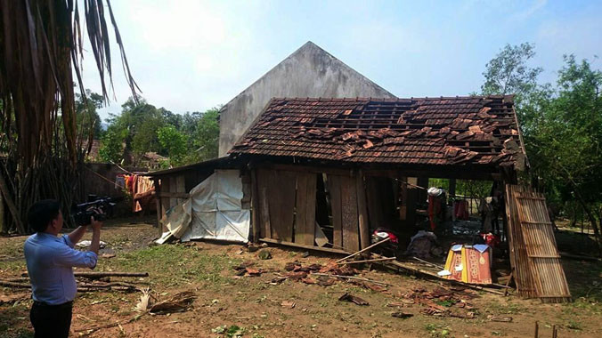 Hậu quả do lốc xoáy và mưa đá trên địa bàn huyện Kỳ Anh khiến hàng trăm ngôi nhà bị tốc mái. 