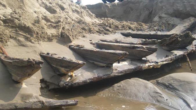 Sau nhiều giờ trục vớt, con tàu dần dần hiện lên.