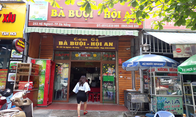 Quán cơm Bà Buội nơi 17 du khách ngộ độc vì ăn món dưa chua.