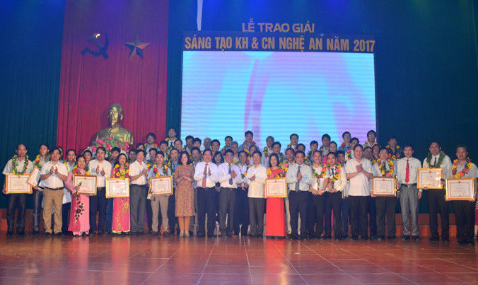 Các đồng chí lãnh đạo tỉnh chụp ảnh lưu niệm với các tác giả đạt giải.