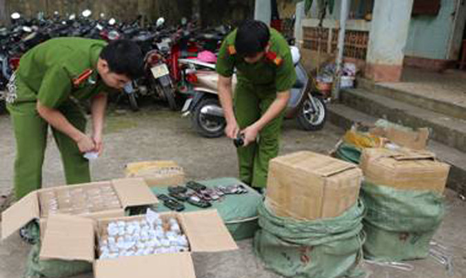 Tang vật vụ buôn lậu điện thoại từ Trung Quốc. Ảnh: Hoàng Anh.