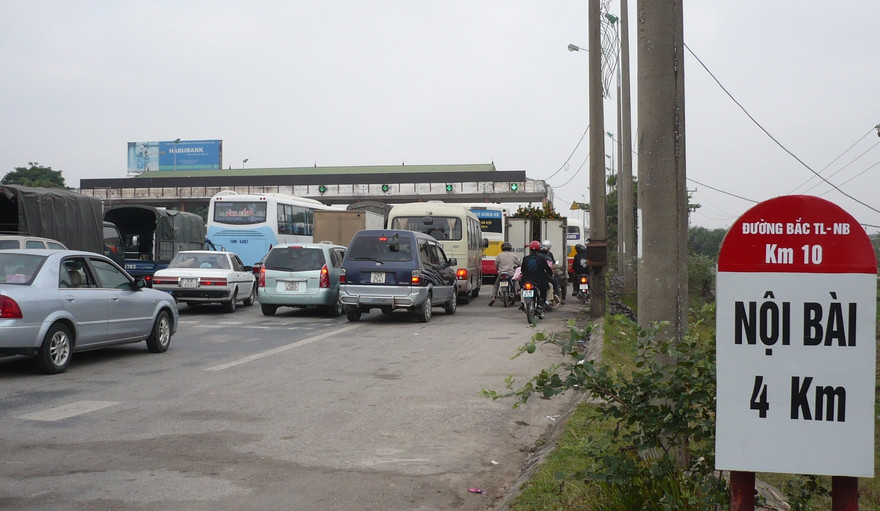 Trạm BOT trên đường Bắc Thăng Long - Nội Bài đang thu phí cho đường tránh thành phố Vĩnh Yên (Vĩnh Phúc). Ảnh: T.Đảng