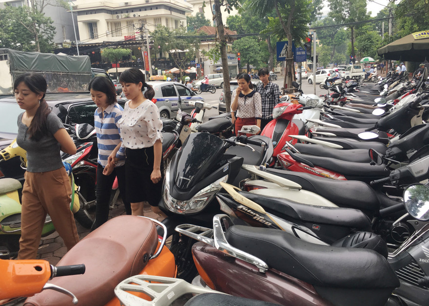 Trông xe trên vỉa hè Hà Nội