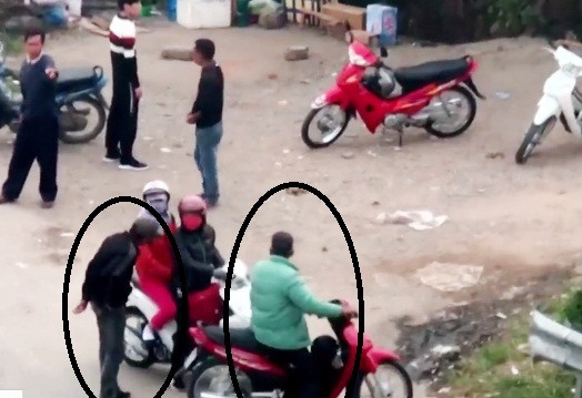 Hiện trường các đối tượng (vòng tròn) đang chặn đầu xe, đòi tiền người đi đường tại nút Pháp Vân (cảnh cắt từ Clip hiện trường)