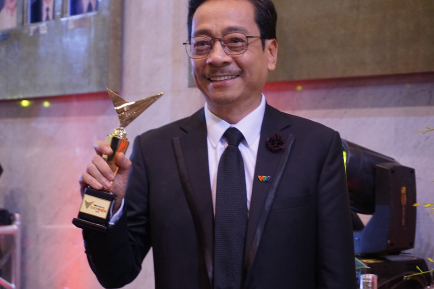 NSND Hoàng Dũng vượt qua "gia đình" và Kang Tae Oh giành Nam diễn viên ấn tượng. Ảnh: Bảo Hân