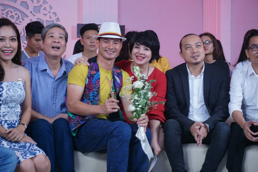 Xuân Bắc hớn hở với danh hiệu Nghệ sỹ hài ấn tượng. Ảnh: TOAN TOAN