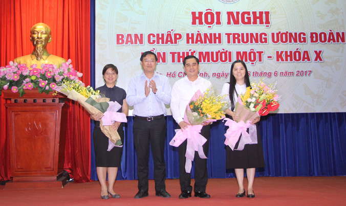 Bí thư thứ nhất T.Ư Đoàn Lê Quốc Phong tặng hoa chúc mừng 3 người được bầu bổ sung vào Ban Thường vụ T.Ư Đoàn khóa X. Ảnh: Ngô Tùng.