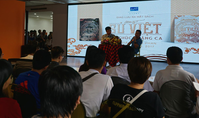 Nhiều bạn trẻ quan tâm tới lễ ra mắt và giao lưu về “Sử Việt-12 khúc tráng ca”. Ảnh: Nguyên Khánh.