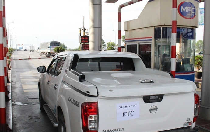 Xe chạy qua làn thu phí không dừng ETC Pháp Vân - Cầu Giẽ