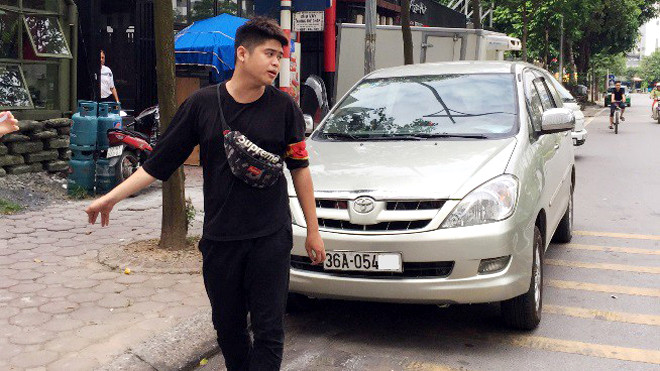Nhân viên trông Công ty Hữu Trí Đức chặn đầu xe 36A-054xx, buộc chủ xe trả tiền mới cho đi.