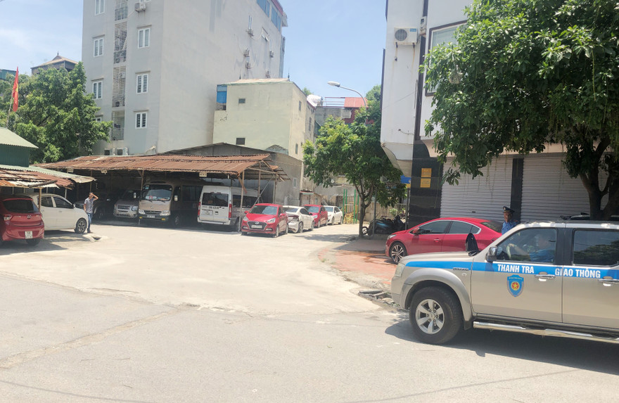 Thanh tra giao thông đột kích bãi xe Hoàng Cầu sau khi được đại diện báo Tiền Phong đề nghị