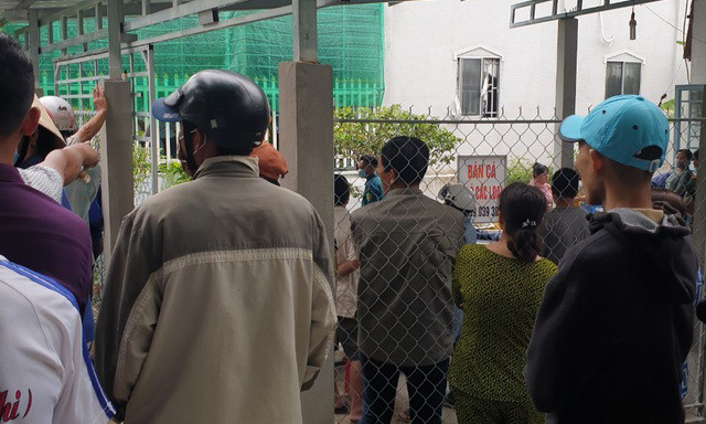 Người dân tập trung xung quanh căn nhà xảy ra vụ việc. Ảnh: DT