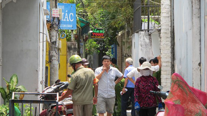 Cơ quan chức năng đang khám nghiệm hiện trường.