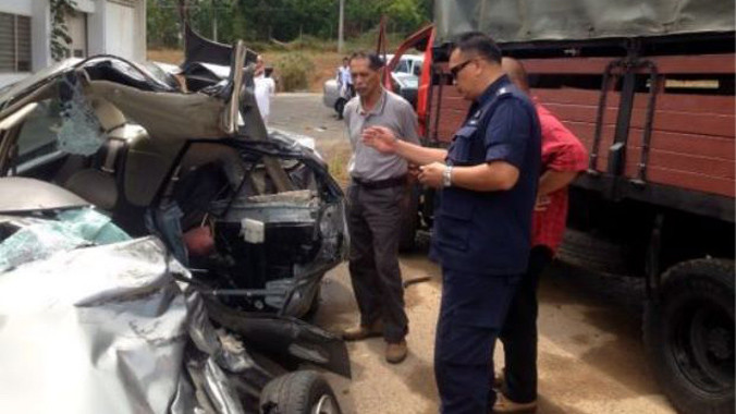 Chiếc ô tô con bị hư hỏng nặng đang được cảnh sát tạm giữ.