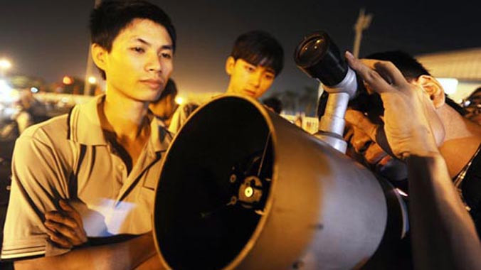 Giới trẻ nô nức đón xem nguyệt thực toàn phần năm 2014. Ảnh: Giang Huy/ VnExpress