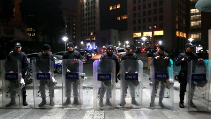 Lực lượng an ninh bao vây tòa án, nơi xảy ra vụ bắt cóc con tin. Ảnh: AP.